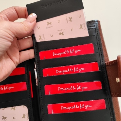 Carteira em pele castanha e preta com cartões vermelhos e cartão com padrão Cavalinho