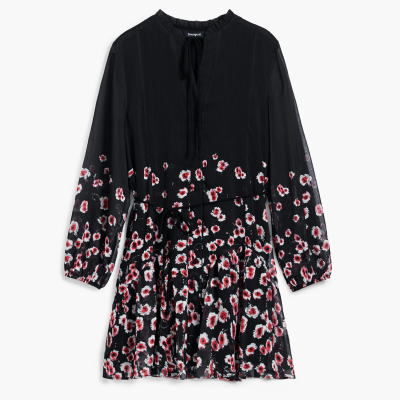 Vestido preto com padrão floral vermelho e branco, mangas compridas, vestido fluido cintado com cordão.