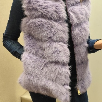 Colete de pêlo sintético lilás com fecho dourado