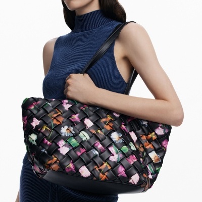 Mala preta trançada com padrão floral colorido e alças pretas