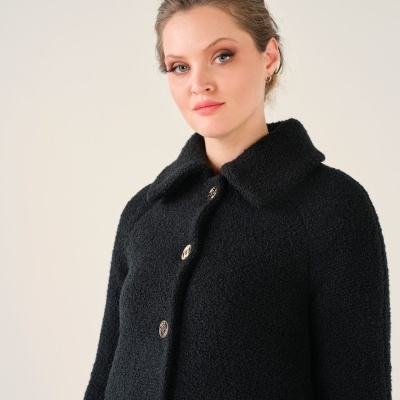 Casaco preto felpudo com botões dourados e gola larga