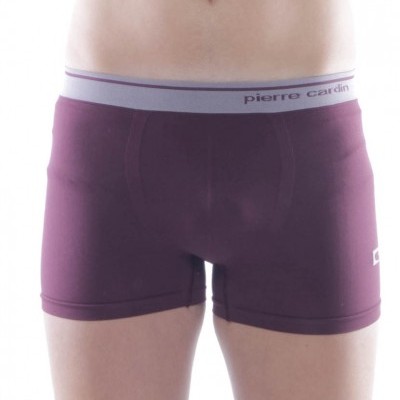 Cuecas boxer vinho com cós cinza e marca 'pierre cardin'.