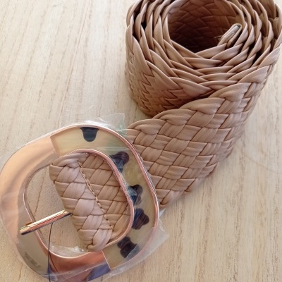 cinto bege trançado com fivela grande transparente com detalhes castanhos