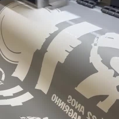 Impressora a imprimir design com texto em português em fundo cinza.