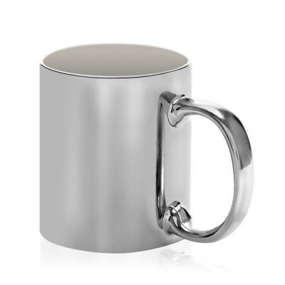 Caneca cinza metálica com pega de metal brilhante