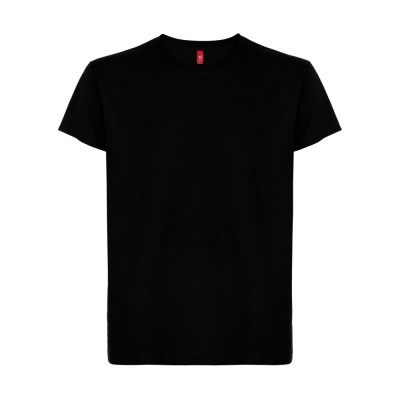 T-shirt preta lisa com gola redonda e etiqueta vermelha.