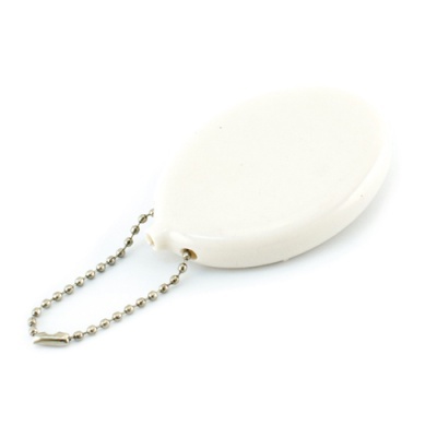 Objeto oval branco com corrente metálica