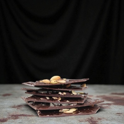 Barrinhas de chocolate preto com amendoins empilhadas