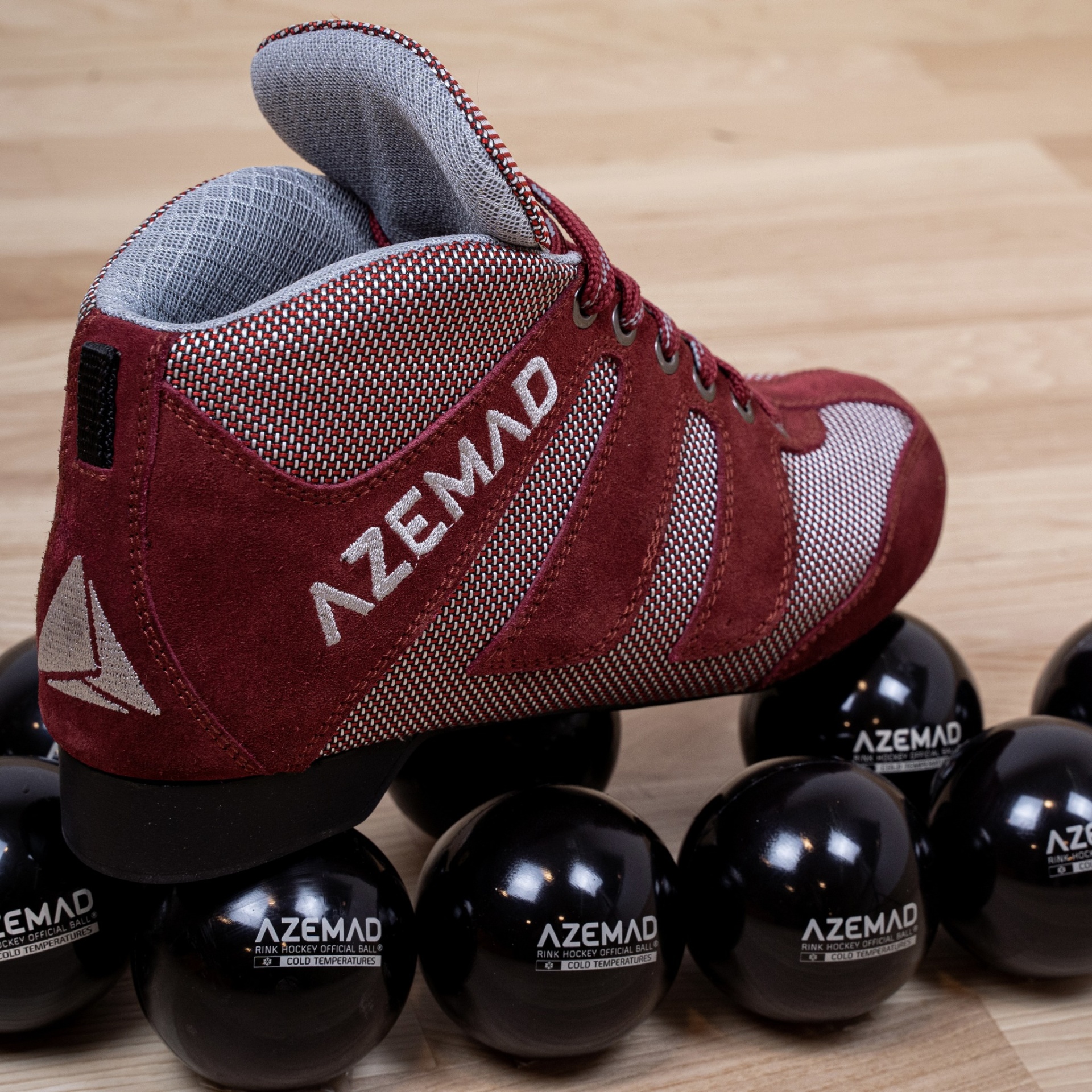 Ténis desportivos AZEMAD vermelho e branco com bolas blackball pretas