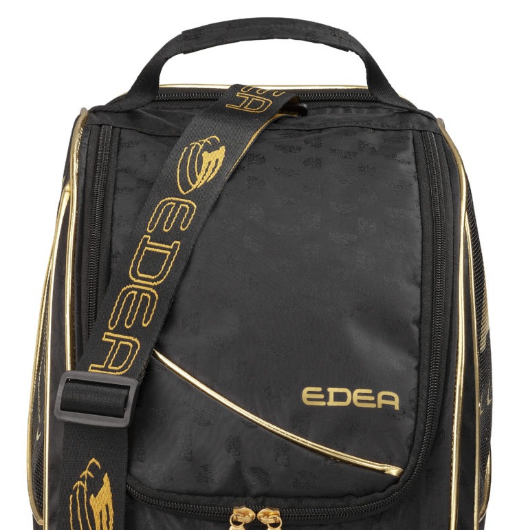 Mochila preta com detalhes dourados e alça estampada EDEA