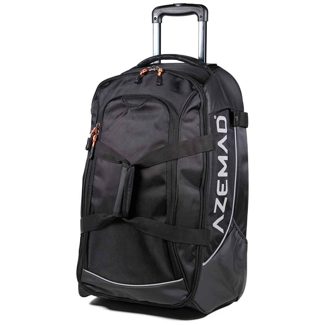 Mala de viagem preta com rodas e pega extendida metálica com texto AZEMAD