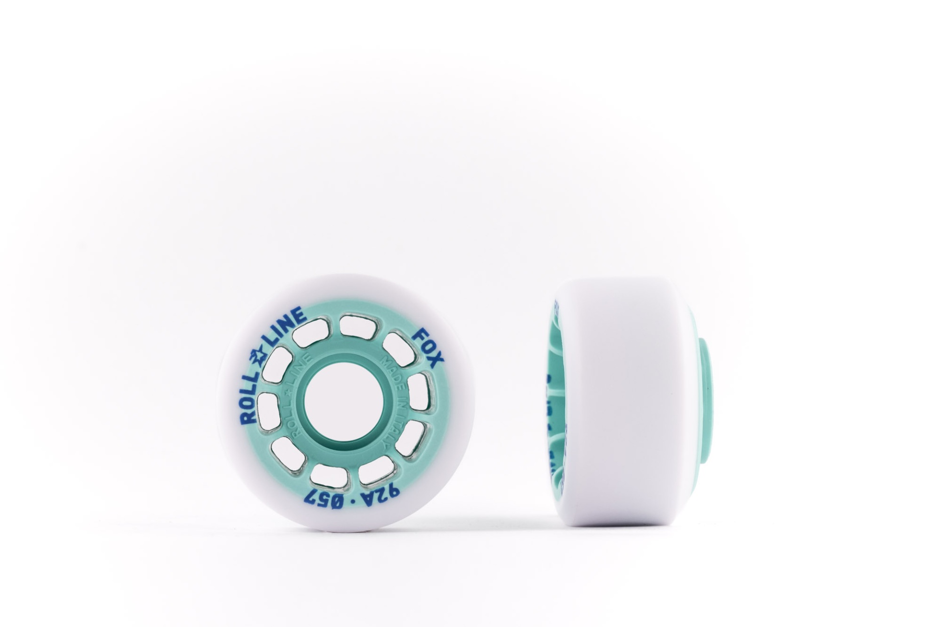 Rodas de patins brancas com detalhes verdes e texto azul sobre fundo branco.