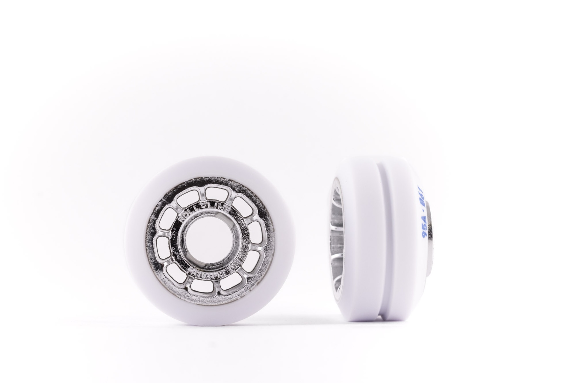 Dois rolamentos de patins inline brancos com detalhes metálicos em fundo branco