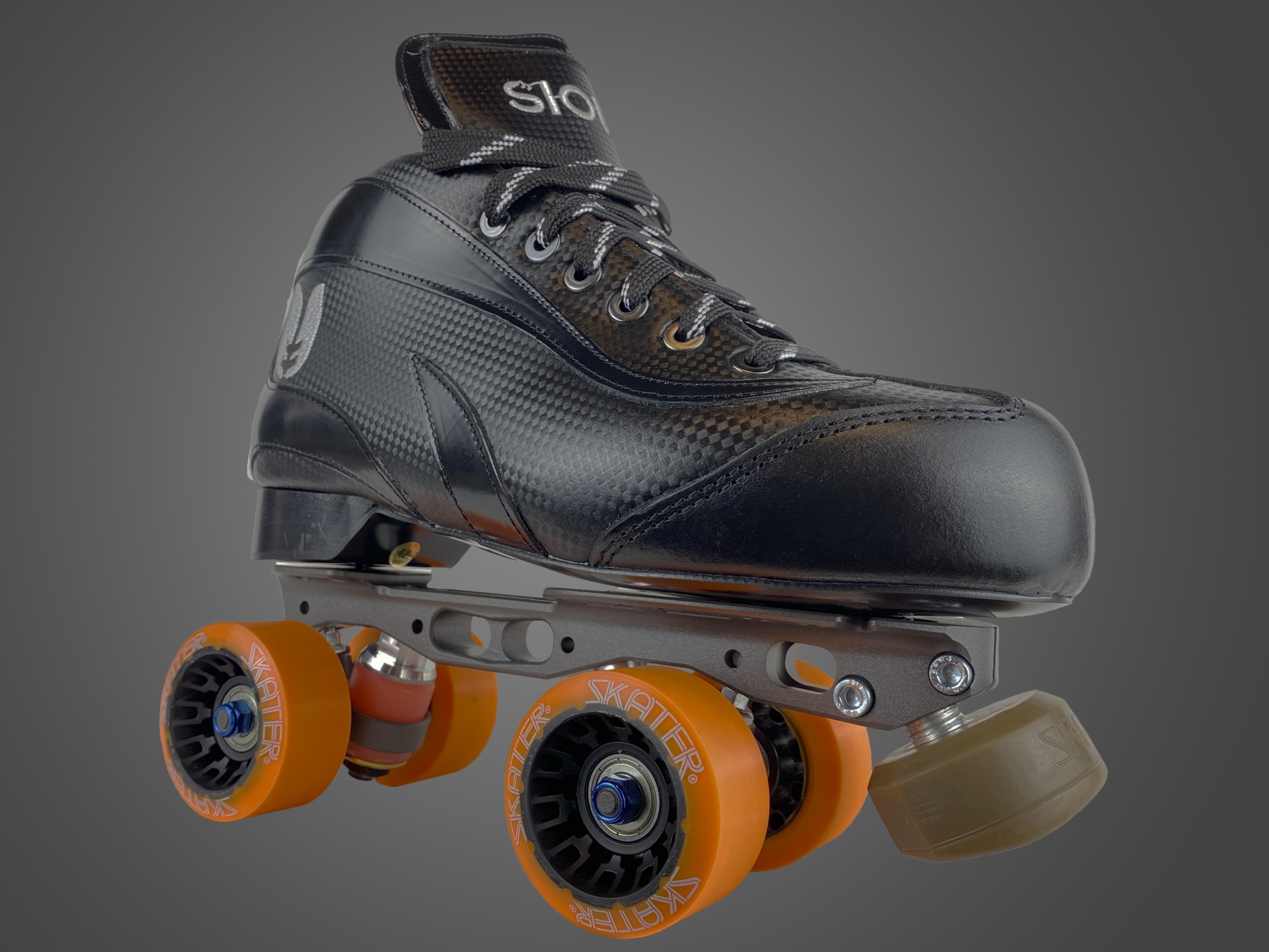 Patim de quatro rodas preto com rodas laranja e amortecedor bege