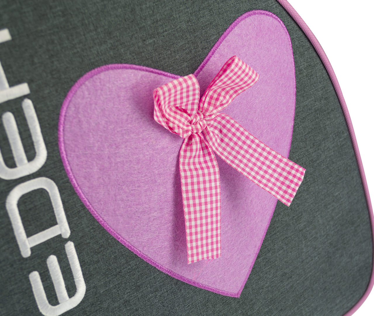 Tecido cinzento com coração cor-de-rosa e laço xadrez rosa e branco no centro