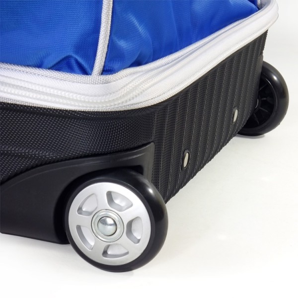 Detalhe de mala com rodas preta e azul