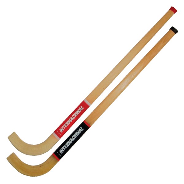 Dois tacos de hóquei em madeira clara com etiquetas e pontas coloridas