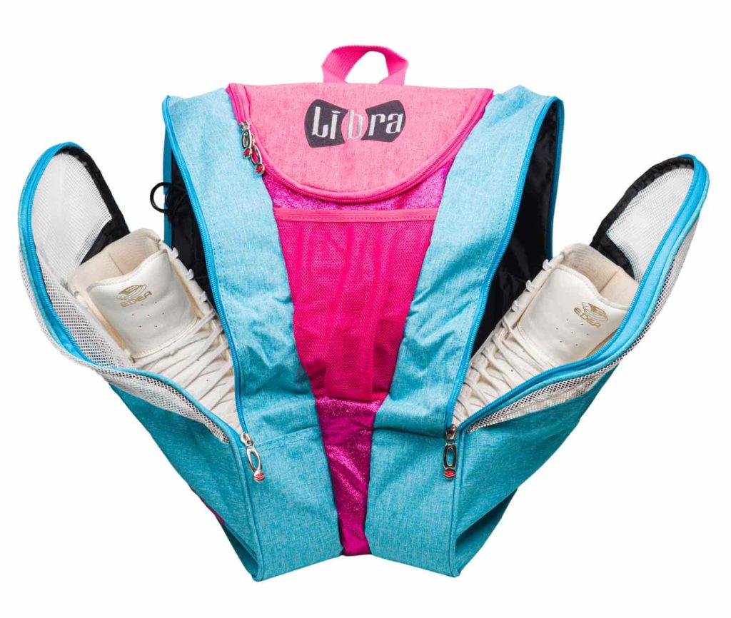 Mochila desportiva azul e rosa com sapatos brancos nos compartimentos laterais