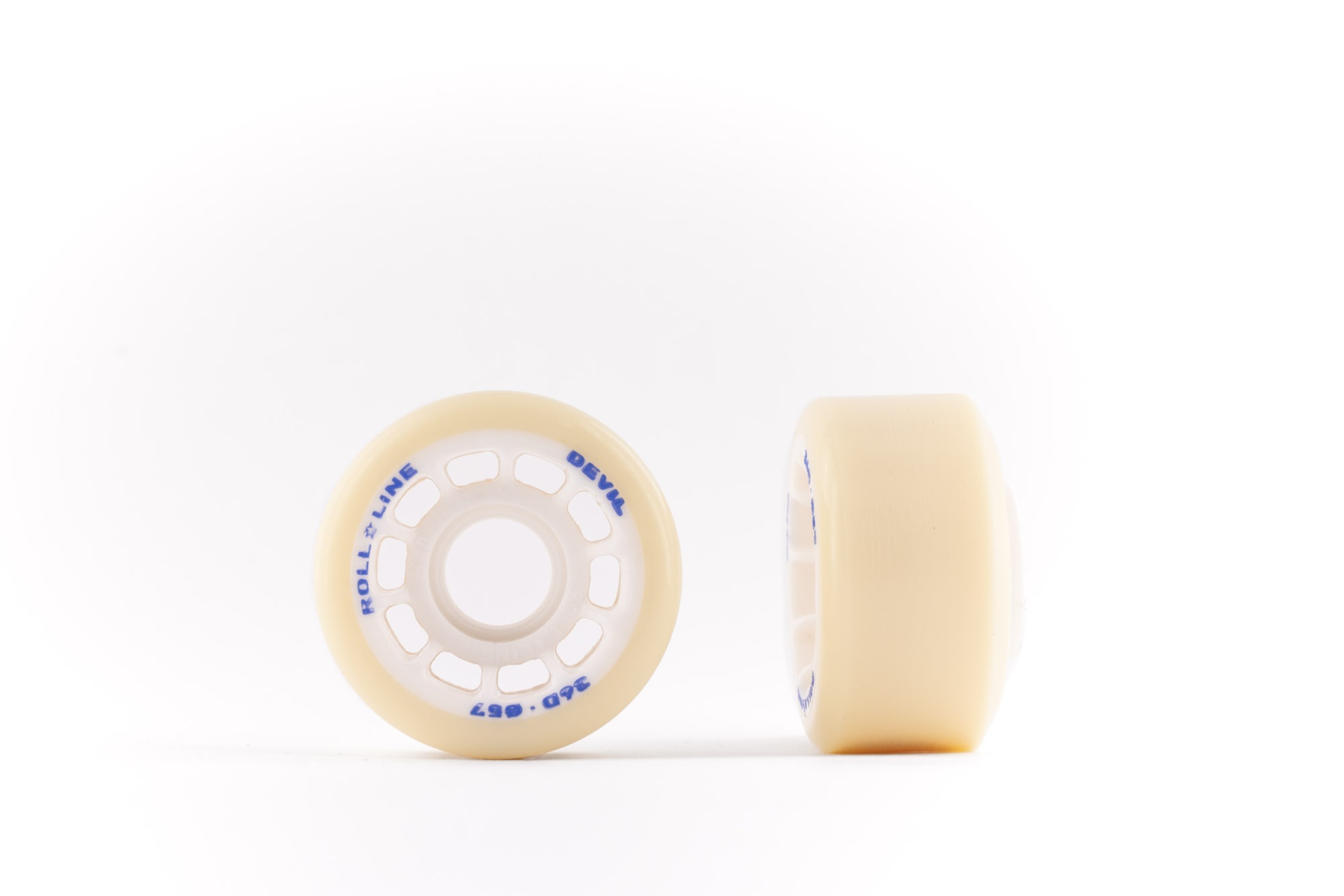 Rodas de skate brancas com texto azul, apresentadas em fundo branco.