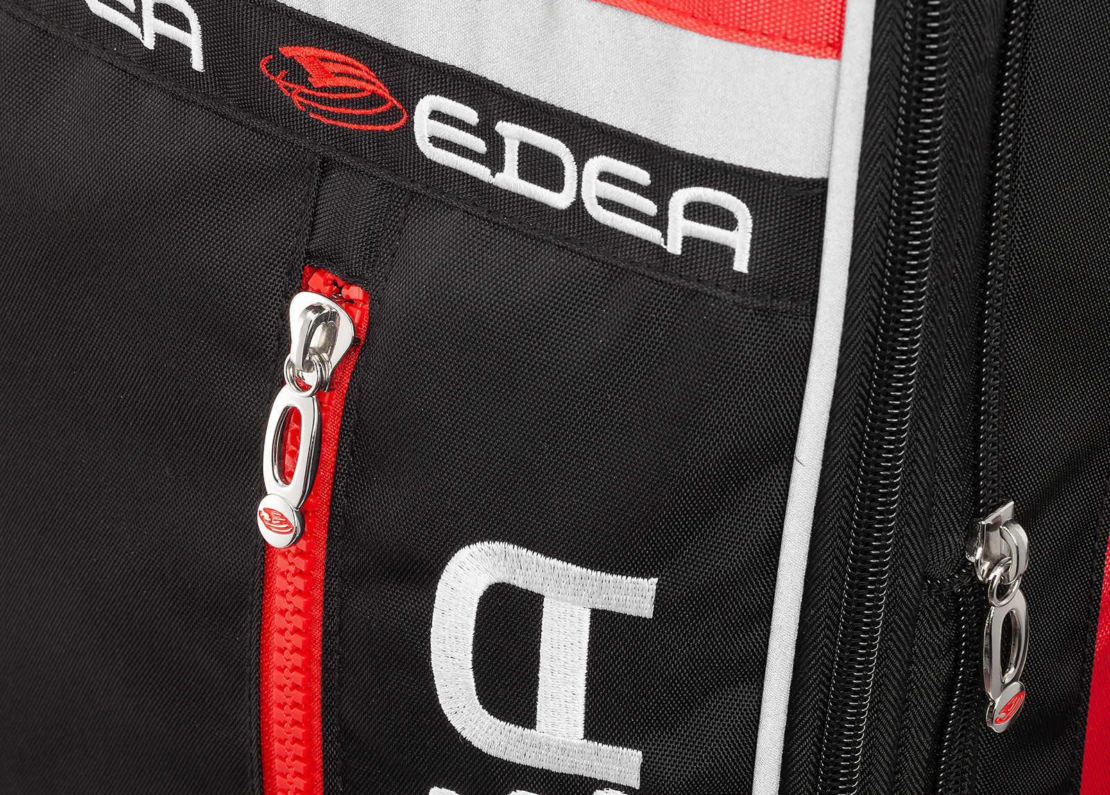 Mochila preta com detalhes vermelhos e brancos e logotipo EDEA