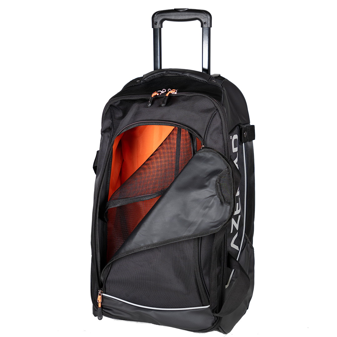 Mala de viagem preta com interior laranja e bolso frontal aberto