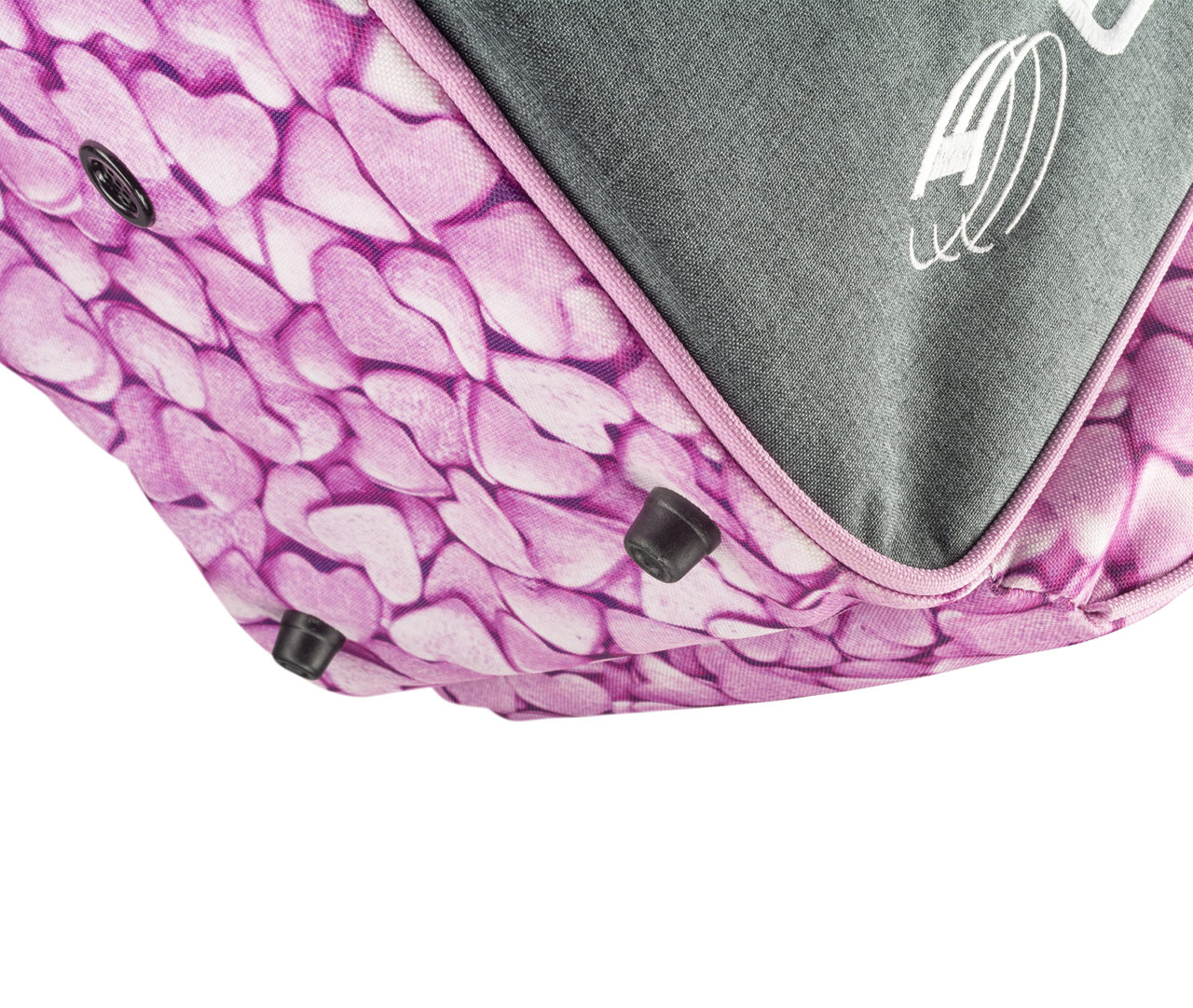 Canto de mala com estampado de pétalas cor-de-rosa e tecido cinza com desenho branco