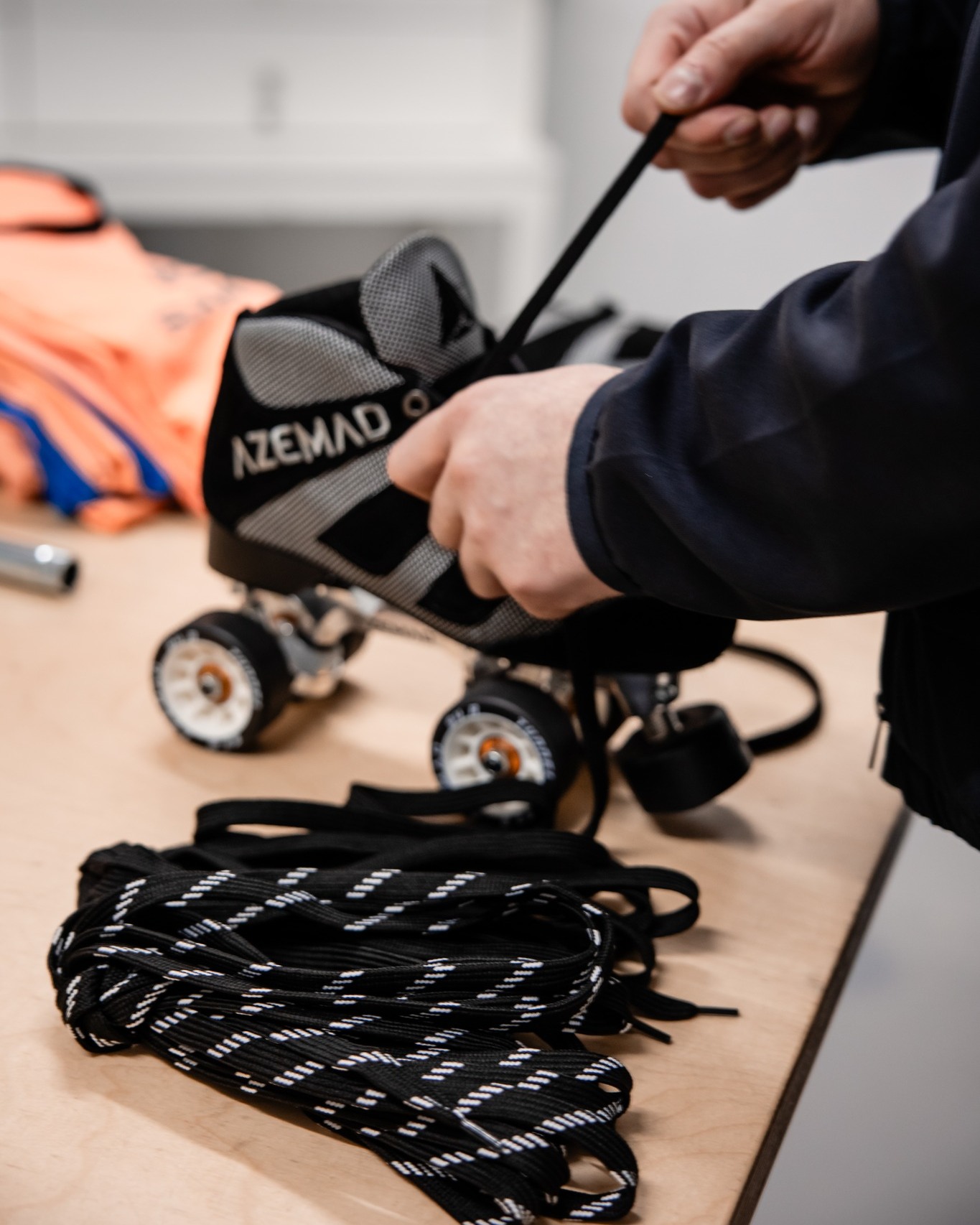 Botas de patins em linha AZEMAD pretas com detalhes cinza e rodas translúcidas