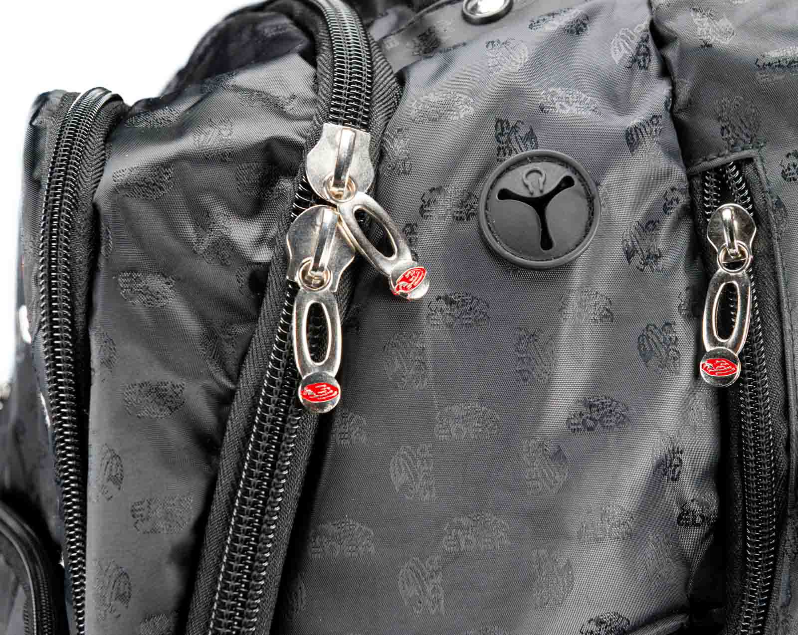 Mochila preta com zíperes de metal e padrão em relevo