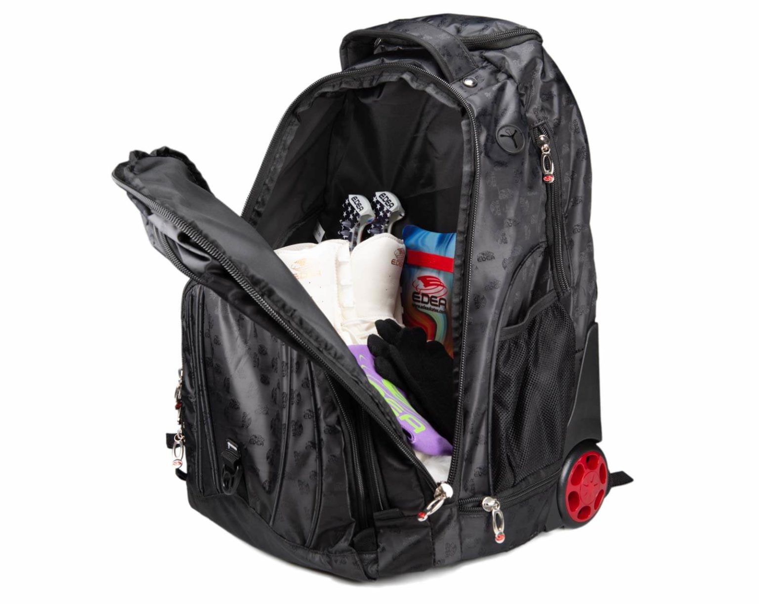 mochila preta com rodas vermelhas aberta, mostrando itens de viagem dentro