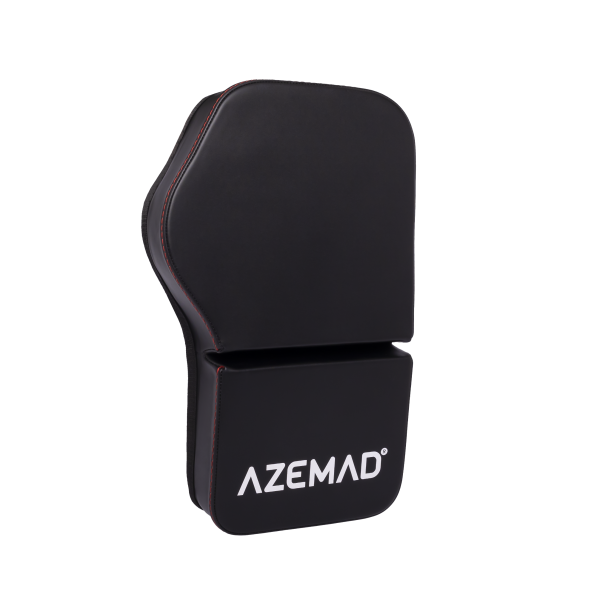 Suporte de descanso para braço preto com costuras vermelhas e texto AZEMAD