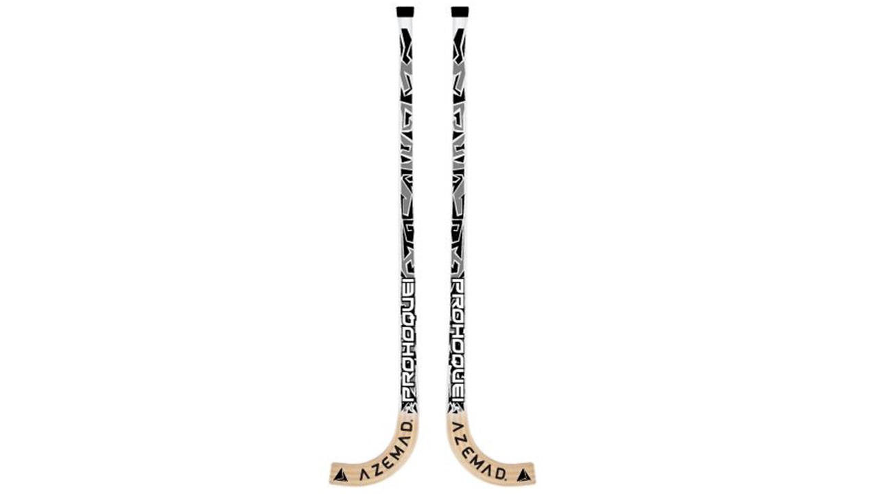 Dois sticks de hóquei brancos e pretos com padrão geométrico e texto AZEMAD.