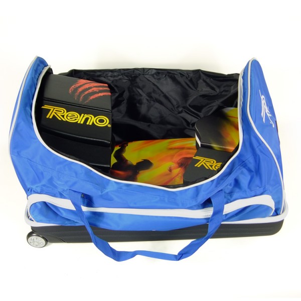 Saco de desporto azul aberto com duas caixas pretas AMMO dentro