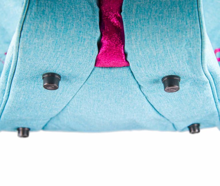 Cadeira de escritório azul turquesa com rodas e almofada vermelha