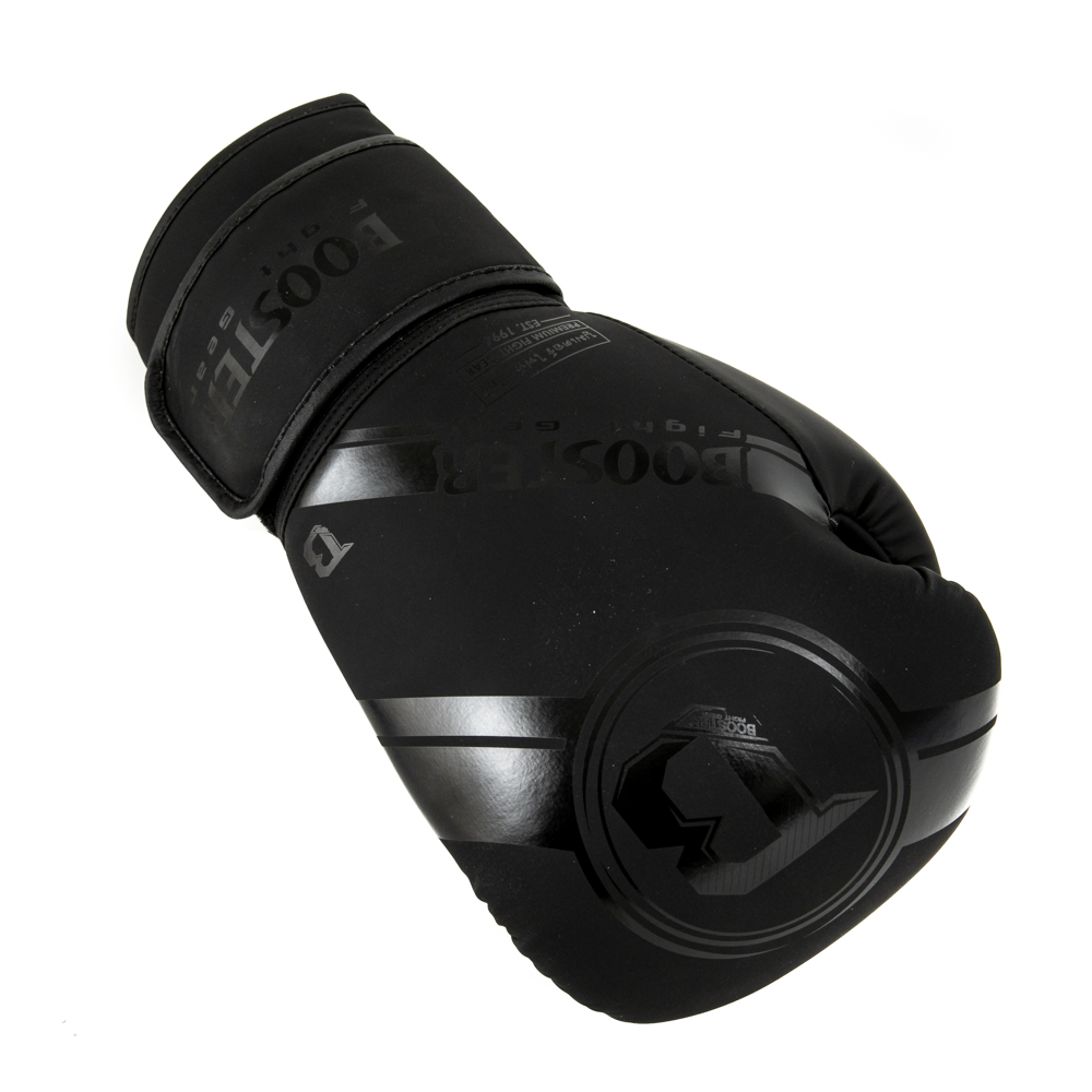 Booster Premium Striker 3 Luvas de boxe pretas com faixa no pulso em fundo branco