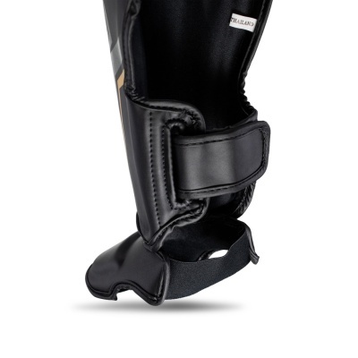 Protetor de canele preto com alça de velcro e etiqueta THAILAND