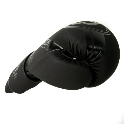 Luva de boxe preta com texto POWER em fundo branco