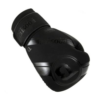 Luvas de boxe pretas com faixa no pulso em fundo branco