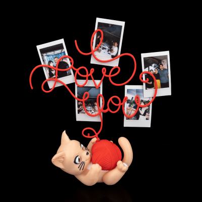 Figura de gato com bola de lã vermelha e palavras 