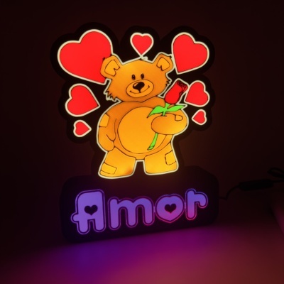 Luminária urso amarelo com rosa e corações vermelhos, base preta com palavra 