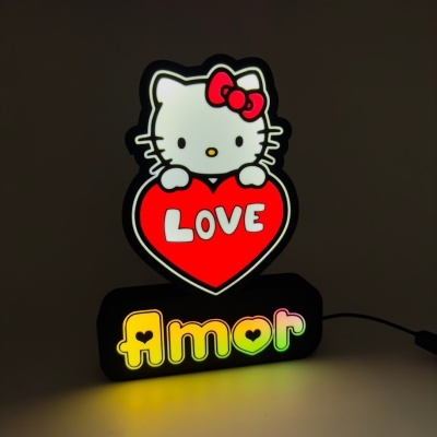 Luminária Hello Kitty com coração vermelho e texto LOVE e AMOR iluminado
