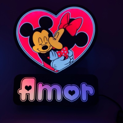Luz decorativa com palavra 'Amor' e ilustração de Mickey e Minnie Mouse dentro de um coração