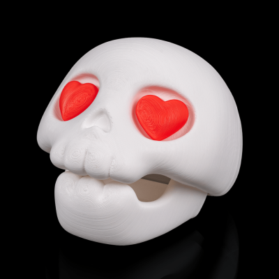 Máscara de caveira branca com olhos vermelhos em forma de coração