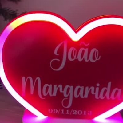 Luminária de mesa coração vermelha personalizada com nomes e data, iluminada em várias cores