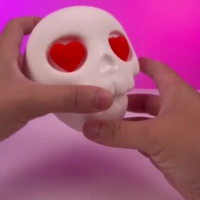 Caveira branca com olhos em forma de coração vermelho e bombom na boca