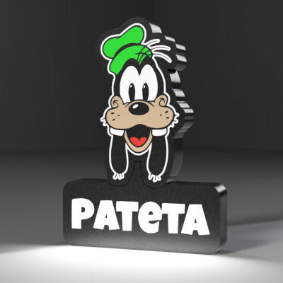 Estatueta da personagem Pateta com chapéu verde e texto PATETA
