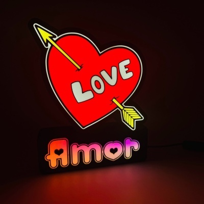 Lâmpada decorativa com coração vermelho e palavras LOVE e AMOR coloridas