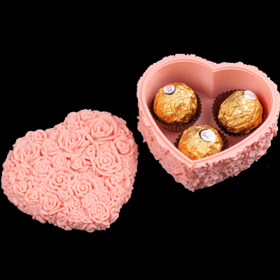 Caixa de chocolate em forma de coração cor-de-rosa com três bombons Ferrero Rocher