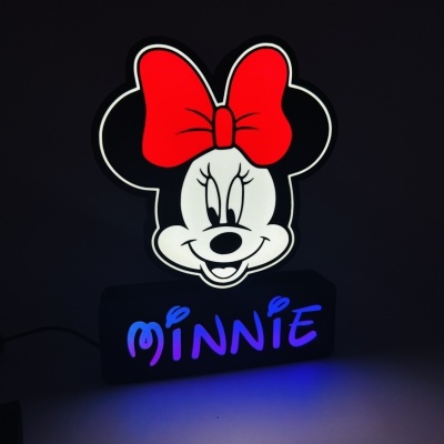 Luminária da personagem Minnie Mouse com laço vermelho e texto MINNIE em luz azul