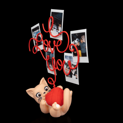 Figura de gato com bola de lã e fotos instantâneas