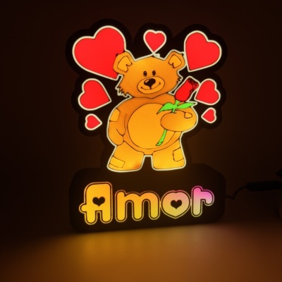 Lâmpada LED decorativa com urso, corações vermelhos e palavra 'AMOR' iluminada na base preta